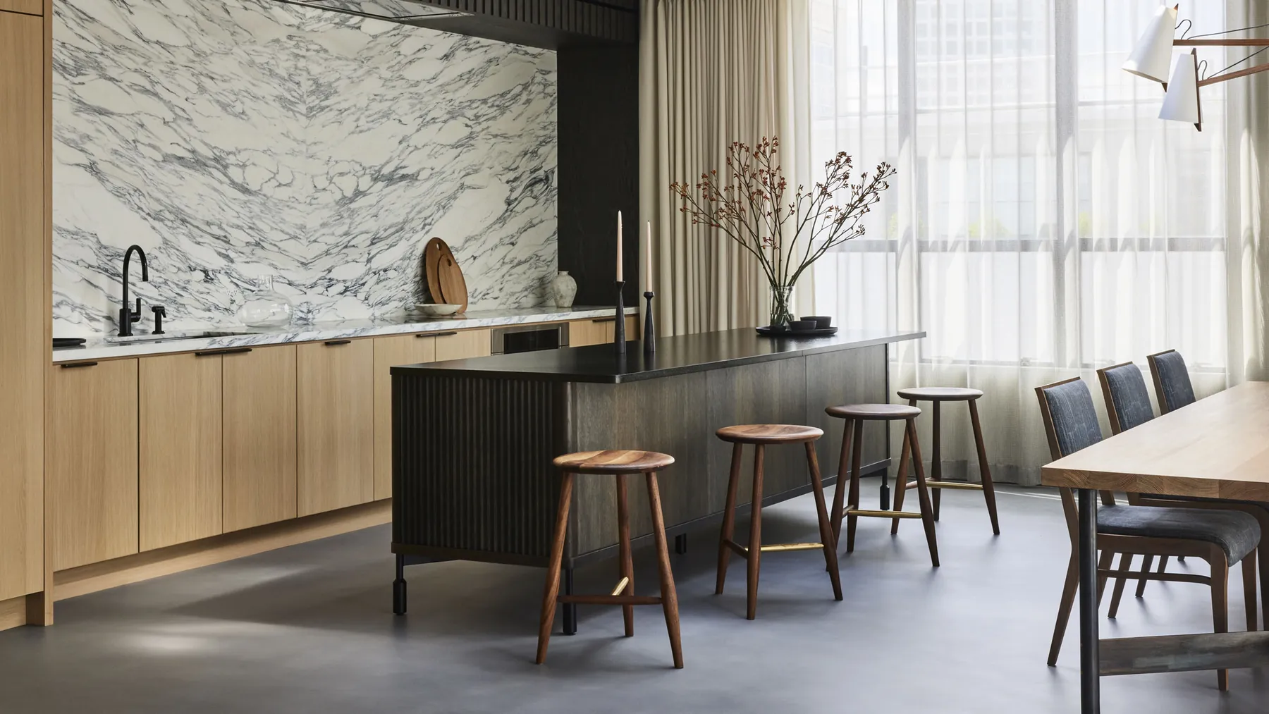 Amplia cocina a medida con gabinetes en roble y verde de Ultimate Cabinets