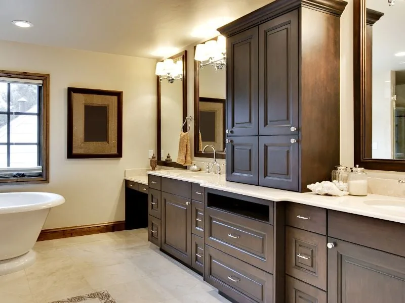 Almacenamiento para Baño, gabinetes a medida de Ultimate Cabinets, Inc.